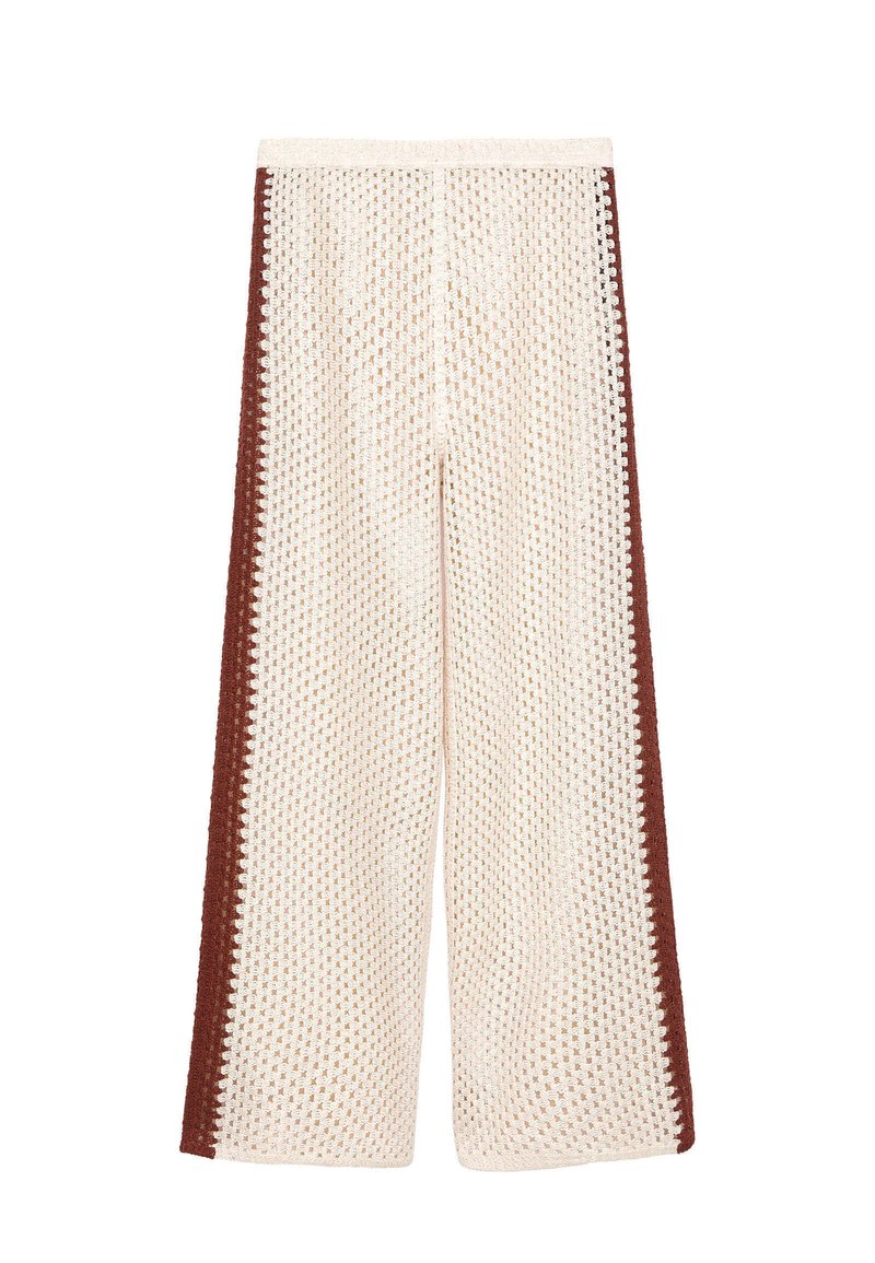 Pantaloni in crochet a gamba larga color crema con strisce laterali marrone scuro, caratterizzati da un motivo in maglia aperta texturizzata e una vita elastica.
