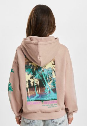 Oversized rosa hettegenser med et palmetre-motiv på ryggen, med fargerike detaljer og et mykt, teksturert stoff.