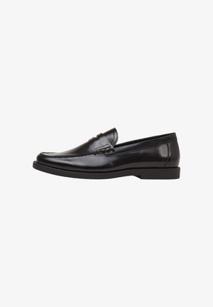 Schwarze Lederloafers mit einem glatten, polierten Finish, gesteppten Details und einer flachen Gummisohle. Klassisches Schlupfdesign.