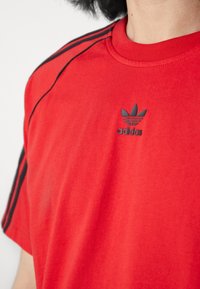 adidas Originals Triko s potiskem - red