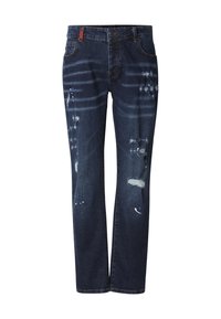 Tmavě modré denimové džíny s rovnými nohavicemi, zdobené potrhanými místy, skvrnami od barvy a malou červenou štítkem na pásku.