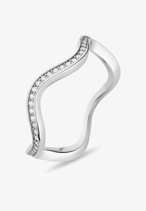 Zilveren ring met een golvend ontwerp en een lijn van kleine heldere edelstenen langs één rand, gladde afwerking en gepolijste textuur.