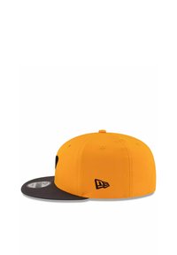 Gelbe Baseballmütze mit einem grauen Schirm, ausgestattet mit einem schwarzen gestickten Logo an der Seite. Hergestellt aus strukturiertem Stoff mit einem stabilen Design.