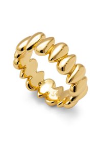 Anello color oro con un design ondulato caratterizzato da forme a goccia alternate e forme arrotondate, finitura lucida, superficie liscia e incisione della lettera S all'interno.