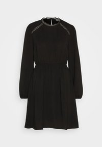 Mustaa mekkoa, jossa on pitkät hihat, joustava vyötärö, pyöreä pitsireunainen pääntie ja hienovaraisia pitsiyksityiskohtia olkapäillä. Tasainen kangas.