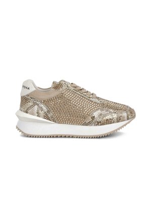 Zapatillas de tela beige con estampado de serpiente, adornadas con pedrería y una suela de goma blanca. Incluyen cierre de cordones y detalles con el logotipo.