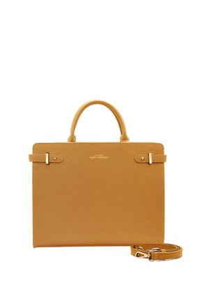 Sac à main en cuir tan avec un design structuré, de forme rectangulaire, quincaillerie dorée et une bandoulière amovible. Présente un branding minimaliste.