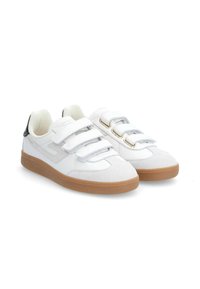 Baskets blanches en matériaux suédés et synthétiques, avec trois straps Velcro, semelle en caoutchouc gomme et un accent noir au niveau du talon.