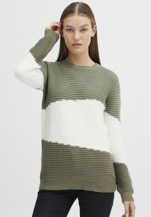 Strickpullover mit einem gewellten Streifenmuster in Olivgrün und Weiß, mit gerippten Bündchen und einem runden Halsausschnitt. Strukturierter Stoff.
