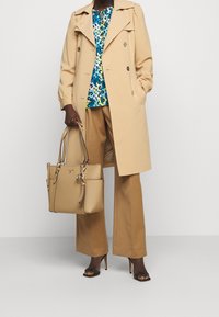 MICHAEL Michael Kors Gabardina - khaki