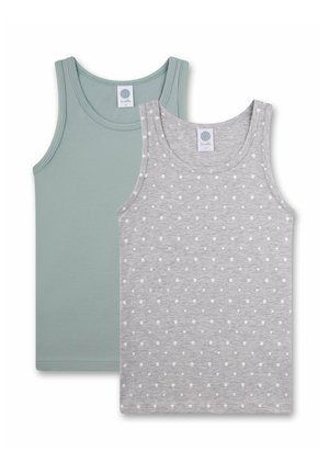 Deux débardeurs : un vert clair uni et un gris avec des pois blancs. Les deux ont des encolures rondes et des bretelles larges.