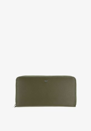 Olivgrüner, strukturierter Lederbörse mit Rundum-Reißverschluss, mit kleinem silbernem Emblem zentriert nahe am oberen Rand, geschlossen und flach liegend.