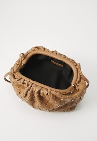 Call it Spring KIMBERLYY - Mala a tiracolo - walnut