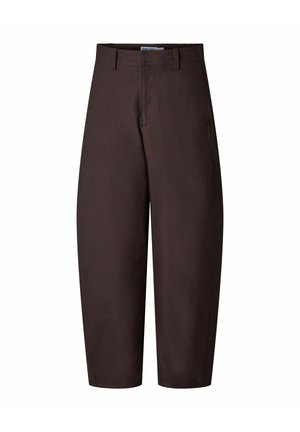 Pruunid kõrge vöökohaga, laiade säärtega lühendatud püksid vööaasade ja esilukuvarrukaga, näidatud eestvalgustusega valgel taustal.