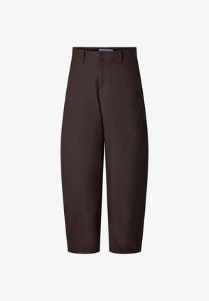 Pruunid kõrge vöökohaga, laiade säärtega lühendatud püksid vööaasade ja esilukuvarrukaga, näidatud eestvalgustusega valgel taustal.