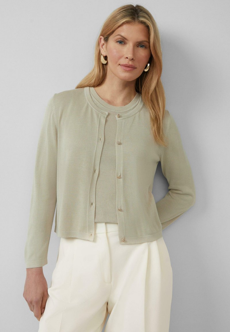 Hellgrüner Cardigan mit rundem Ausschnitt, gerippter Textur und langen Ärmeln. Verfügt über Knopfverschluss und eine cropped Silhouette.