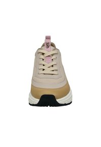 Beige und karamellfarbene Sneaker mit weißer Sohle, pinkem Zugband und beigen Schnürsenkeln, von vorne auf weißem Hintergrund gezeigt.