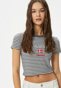Grå och vit randig kortärmad t-shirt med korta ärmar, prydd med röd broderad text "DANMARK" och en flagggraphic.