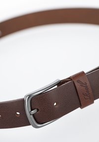 Cintura in pelle marrone con finitura texture, fibbia metallica rettangolare e un'asola con dettaglio del marchio impresso.