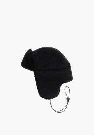 Zwarte gebreide jachtmuts met oorkleppen, gevoerd met zachte fleece. Voorzien van een kinriem voor een stevige pasvorm en een gestructureerd patroon op het buitenmateriaal.