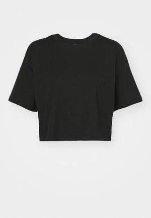 Juoda trumpa marškinėlė, pagaminta iš minkštos medvilnės. Turi apvalią iškirptę, trumpas rankoves ir laisvą siluetą be raštų ar akcentų.