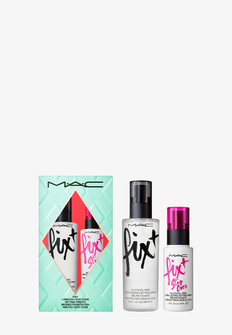 MAC Fix+ Fixierspray-Duo in mintgrüner Verpackung. Enthält eine große klare Flasche und eine kleinere weiße Flasche mit rosa Akzenten.