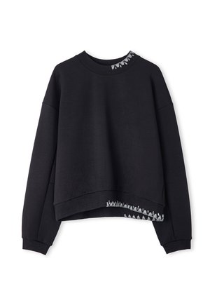 Schwarzer Sweatshirt mit einer verkürzten Passform, rundem Ausschnitt und strukturiertem Akzent, der kontrastierende dreieckige Muster am Saum aufweist.