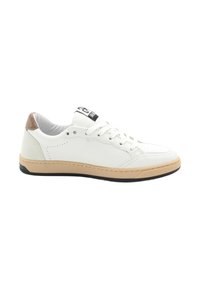 Baskets blanches avec un bout perforé, accent en daim beige au talon, fermeture à lacets et semelle en caoutchouc avec un bord noir. Logo sur la languette.