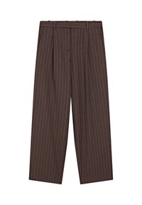 Bruine pantalon met een brede pijpdesign, plooien en een gladde textuur. Kenmerken zijn een tailleband en subtiele stikdetails.