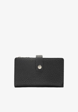 Czarny skórzany portfel o fakturowanym wykończeniu, z zapięciem na srebrny guziczek oraz wytłoczonym logo. Prostokątny kształt z pojedynczym zamknięciem na klapę.