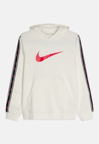 Sudadera con capucha blanca con gran símbolo de Nike rojo en la parte frontal y franjas negras en las mangas que presentan pequeños símbolos de Nike rojos repetidos.