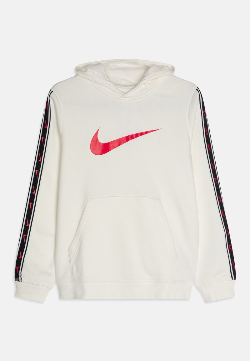 Sudadera con capucha blanca con gran símbolo de Nike rojo en la parte frontal y franjas negras en las mangas que presentan pequeños símbolos de Nike rojos repetidos.