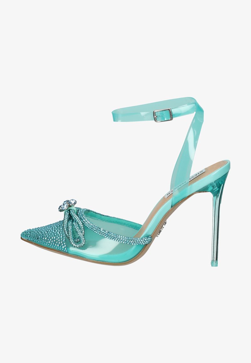 Sandal de charol en color aqua, con tacón alto, puntera afilada, adornos de strass y correa ajustable en el tobillo. Tacón de aguja plateado.