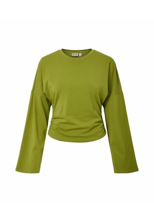 Duga majica kratka s dugim rukavima u maslinasto zelenoj boji, izrađena od mekanog materijala, s okruglim izrezom i naborom u struku.