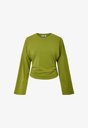 Långärmad crop top i enfärgad olivgrön, tillverkad av mjukt tyg, med rund halsringning och veckdetalj vid midjan.