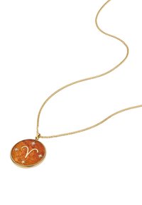 Collier en or avec un pendentif rond au fond texturé orange, character 'v' en relief, et six petites étoiles en accent.