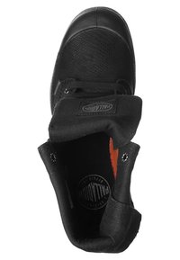 Baskets montantes noires avec une surface texturée, un col rembourré et des accents oranges à l'intérieur. Semelle en caoutchouc visible de dessus.