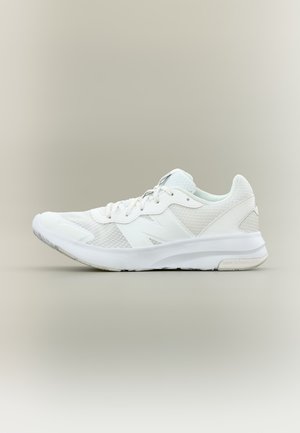 Λευκό αθλητικό sneaker New Balance με ύφασμα από διχτυωτό υλικό, μπροστινό δέσιμο με κορδόνια και μαλακή σόλα σε ουδέτερο φόντο.