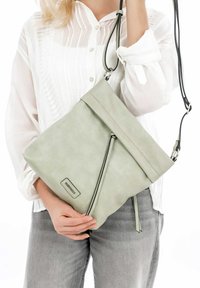 Borsa a tracolla in ecopelle verde con chiusura a patta, dettagli con cerniera e tracolla regolabile. Texture liscia e design minimalista.