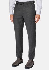 Grå vävda byxor med skräddarsydd passform, utrustade med två framfickor och två bakfickor, matchade med grå mocka Chelsea-boots.