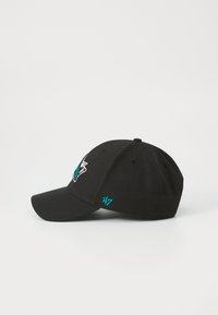 Schwarze Baumwoll-Baseballmütze mit einem türkisfarbenen Logo-Design auf der Vorderseite und besticktem Akzent an der Seite. Verfügt über einen gebogenen Schirm und eine verstellbare Verschluss.