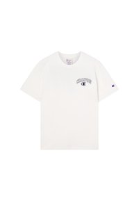 Camiseta corta de manga blanca de Champion con logo azul marino en el lado izquierdo del pecho y un pequeño logo en la manga izquierda, fondo liso.