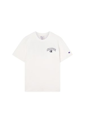Witte korte mouwen Champion t-shirt met marineblauw logo op de linkerkant van de borst en klein logo op de linkermouw, op een effen achtergrond.