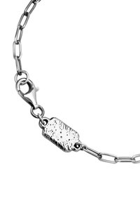 Silver chainarmband med strukturerad platt länk och hummerlås. Innehåller en oregelbunden rektangulär platta med borstad yta.