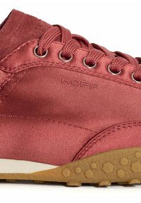 Zapatillas de satén rojo con punta redonda, área de cordones reforzada, logo en relieve "HOFF" y suela de goma con patrón de tracción hexagonal.