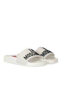 Des sandales en caoutchouc blanches à glissière présentent une large sangle avec le logo noir "Love Moschino", une semelle plate et une finition lisse et texturée.