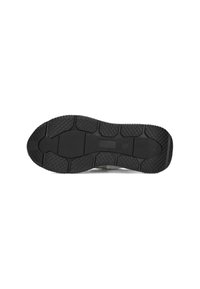 Sole in gomma nera con modelli di grip testurizzati e un design contornato per la trazione. Presenta sezioni rialzate e scanalature per la stabilità.