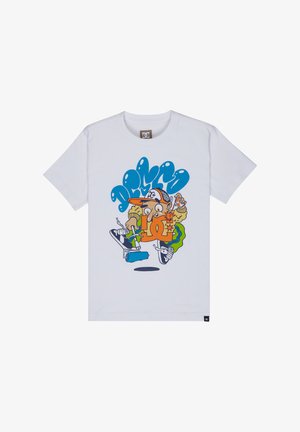 Biała bawełniana koszulka z kolorową grafiką w stylu kreskówkowym z niebieskimi i pomarańczowymi akcentami, przedstawiająca zabawne postacie i elementy związane z jazdą na deskorolce.