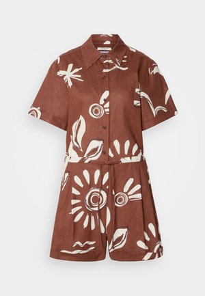 Brauner Leinen-Jumpsuit mit kurzen Ärmeln, der weiße abstrakte Blumenmuster aufweist, eine Knopfleiste, einen Kragen und eine Kordelzugtaille hat.