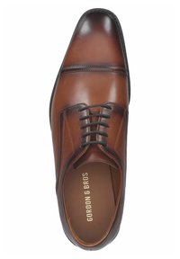 Chaussure habillée en cuir brun avec une finition lisse, un bout rond, un laçage à six œillets et des détails de couture subtils sur le dessus.
